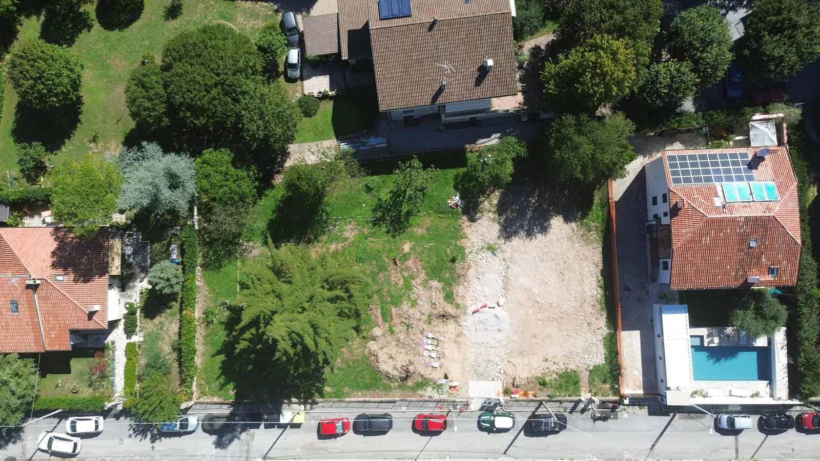 Dal drone, 69 m sopra il lotto, al decollo
