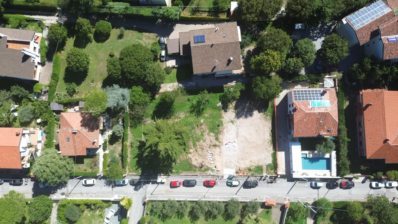 Dal drone, 94 m sopra il lotto, al decollo