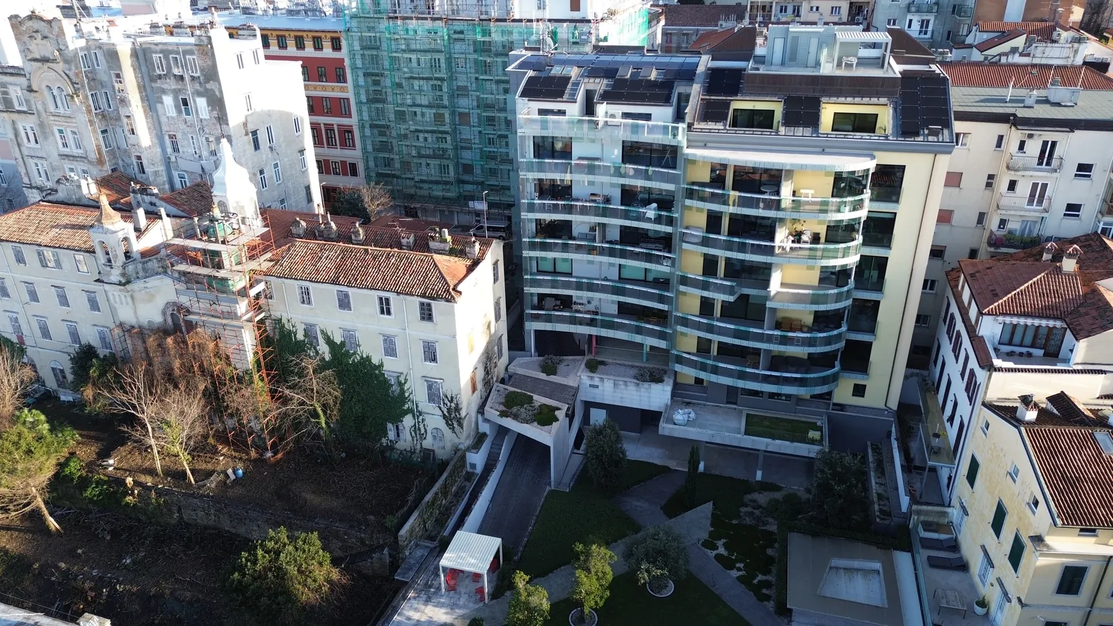 Z drona, 14 m glede na vzlet, na vrhu stavbe