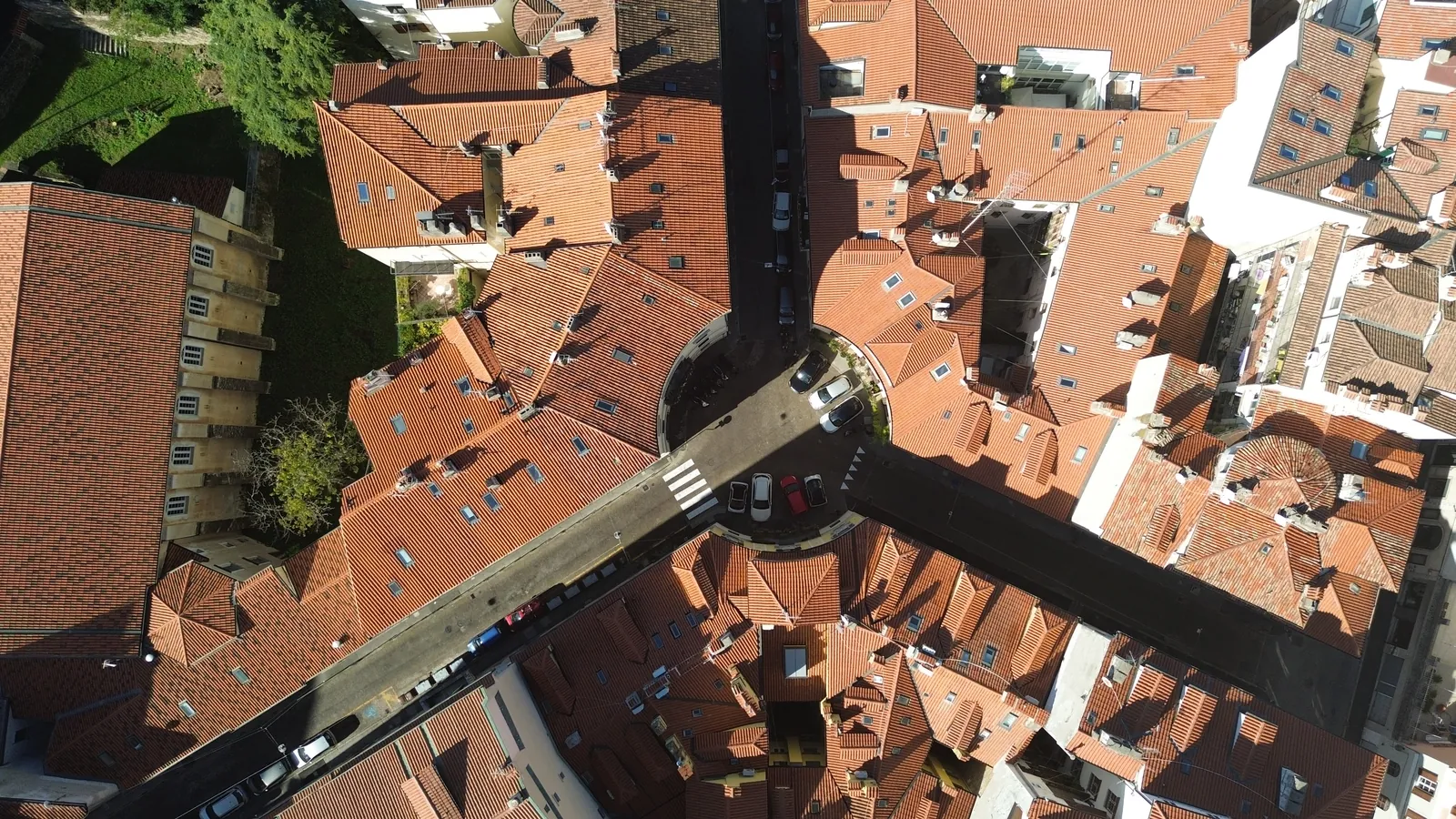 Z drona, 93 m nad trgom