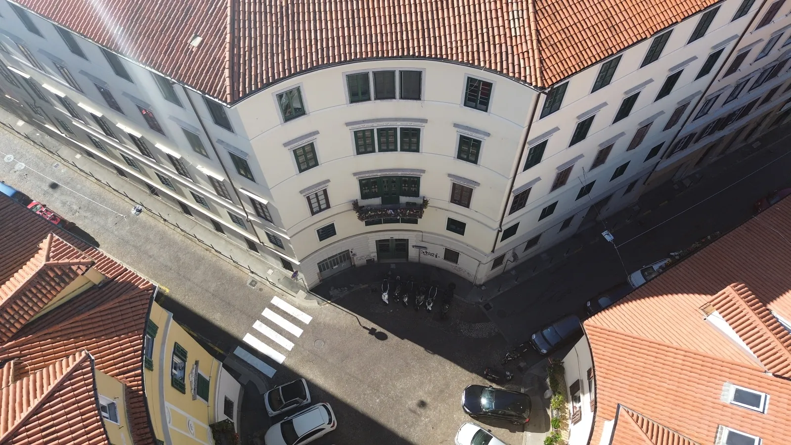 Z drona, 36 m nad trgom