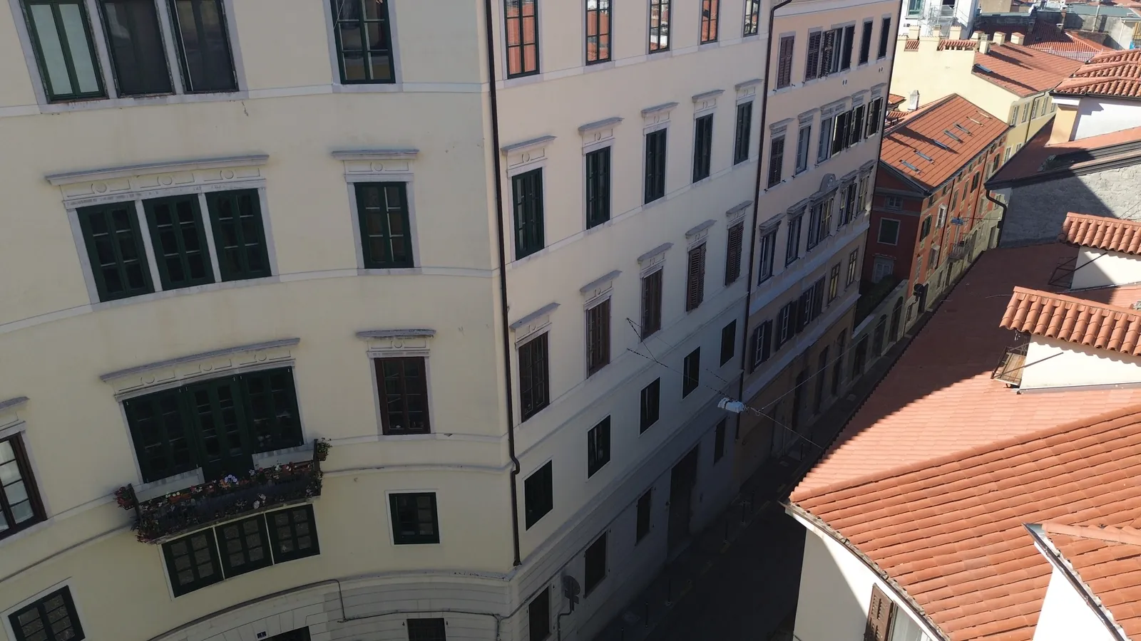 Z drona, 19 m nad trgom