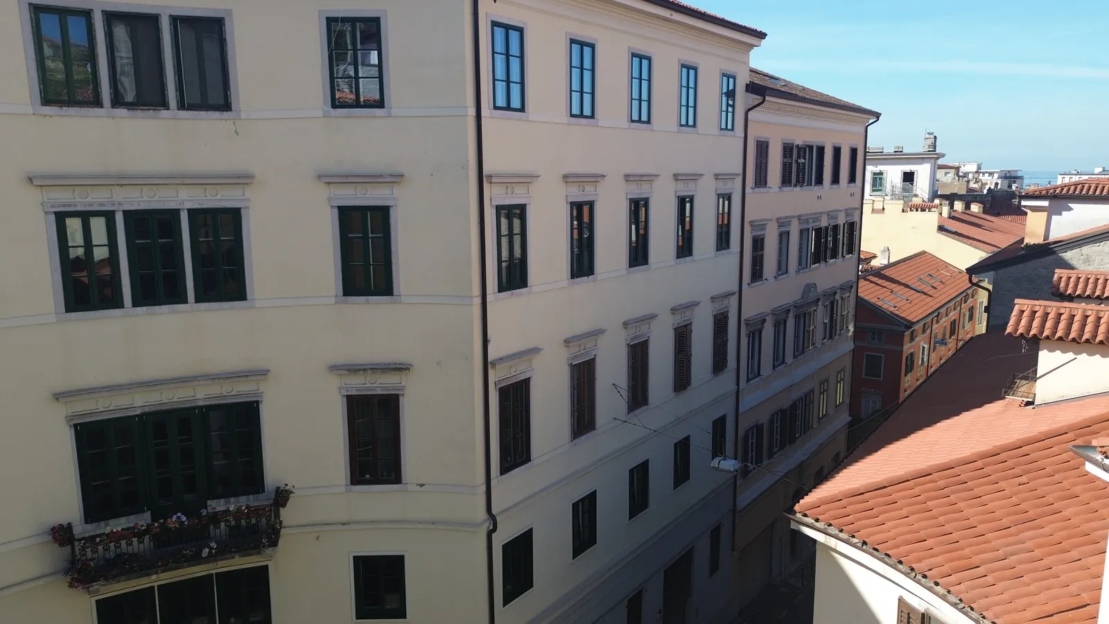 Z drona, 15 m nad trgom