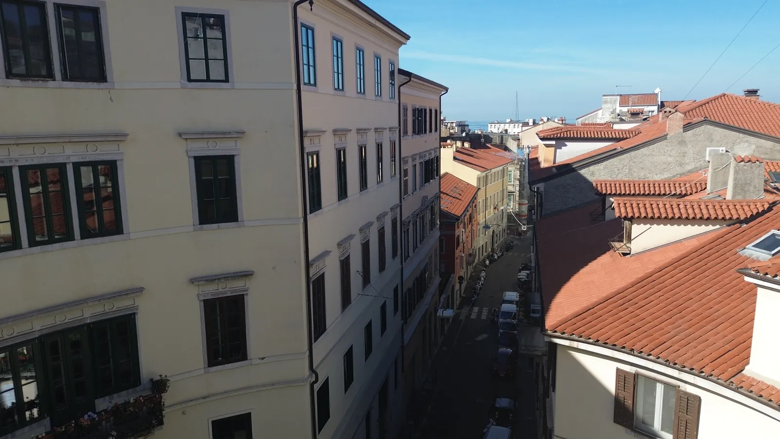 Z drona, 15 m nad trgom