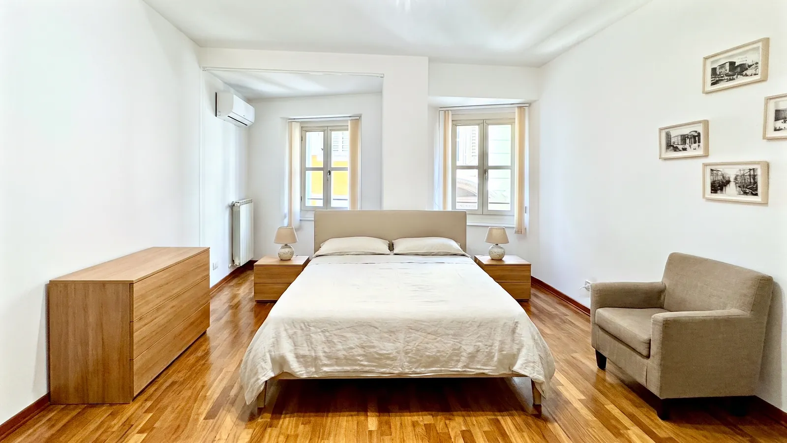 La stessa stanza con un letto matrimoniale: simulazione AI