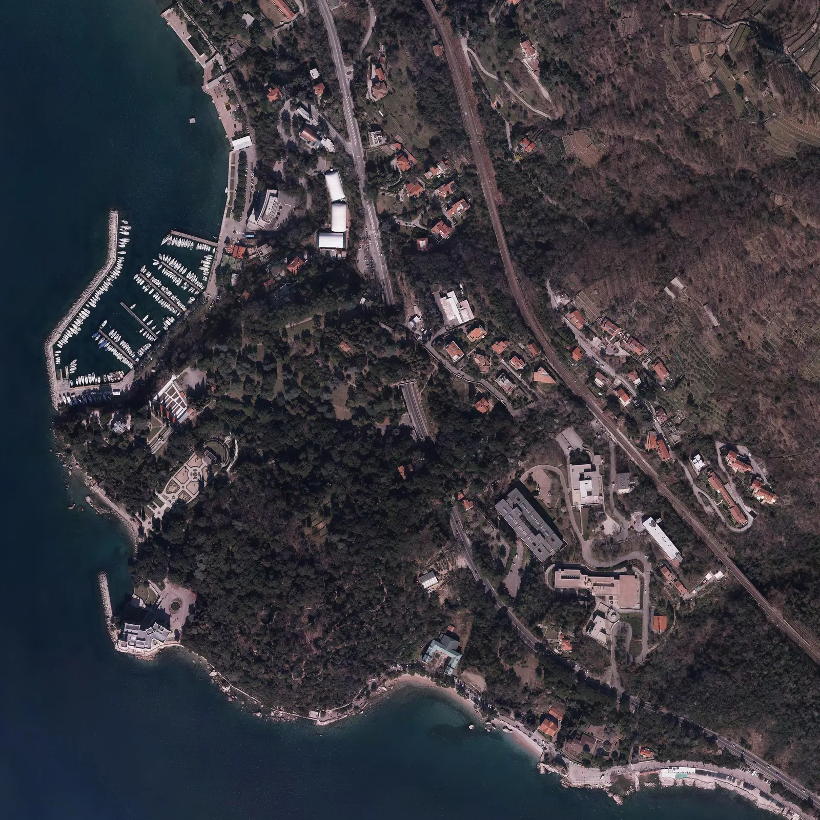 Miramar in Grljan od zgoraj, sever zgoraj, s pešpotmi od stanovanja