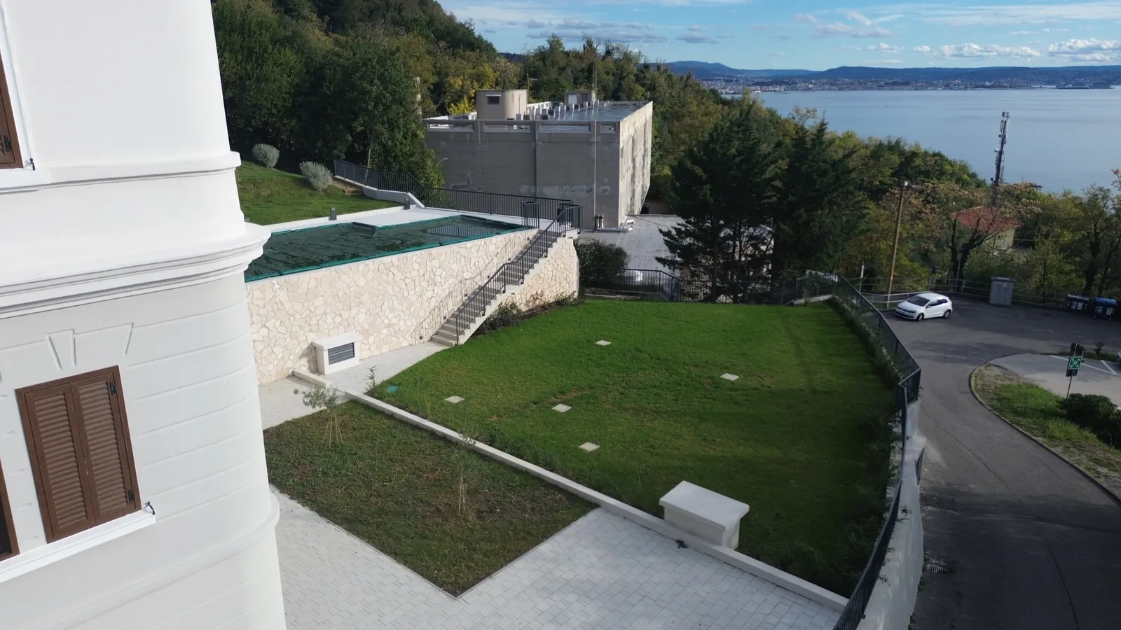 Z drona, 9 m nad točko vzleta