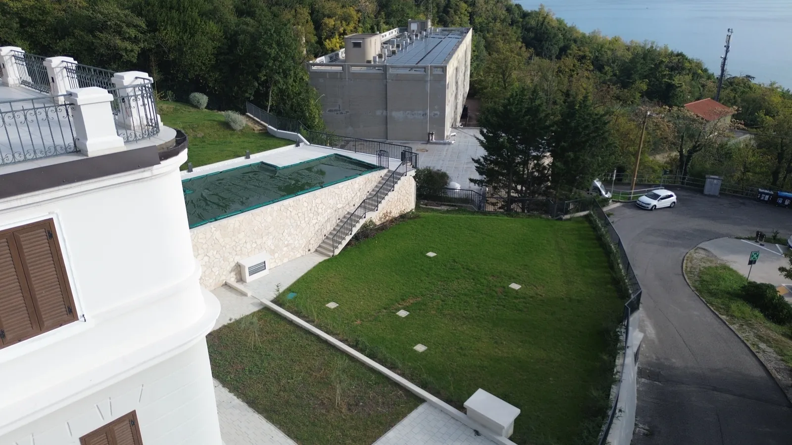 Z drona, 14 m nad točko vzleta