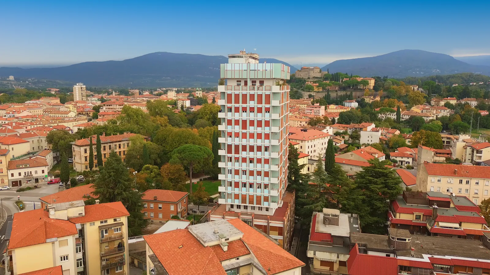 La stessa ripresa con il cielo sereno: simulazione con l'intelligenza artificiale