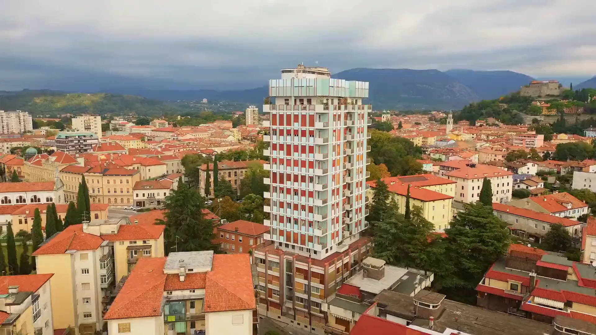 Piano intero con terrazza tutt'intorno, Via Vittorio Veneto — Intorno alla torre, in una ripresa sola