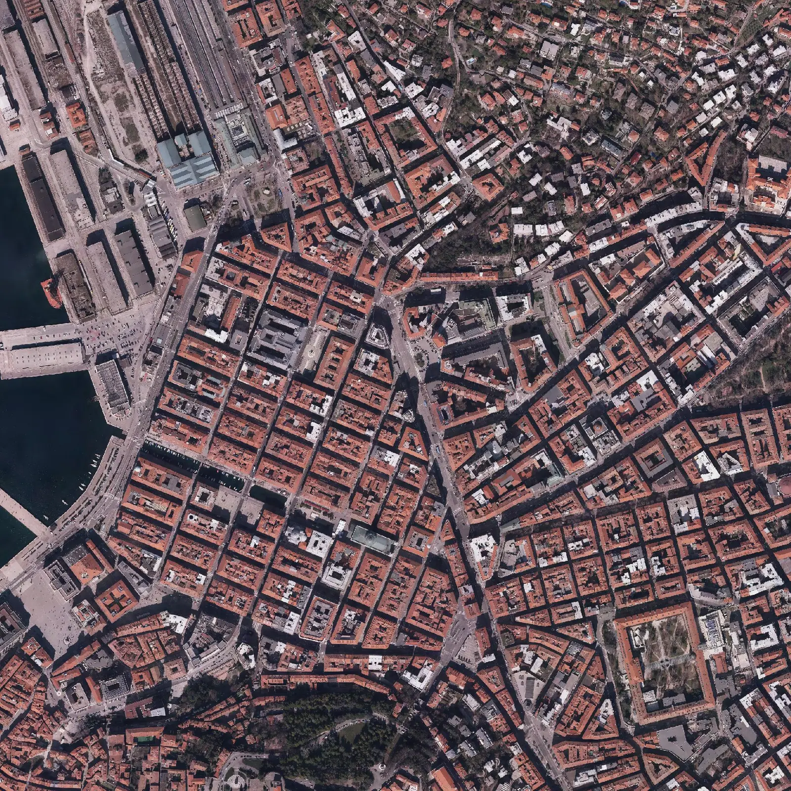 Foto dall'alto del centro di Trieste, col nord in alto: i percorsi a piedi che partono dal palazzo