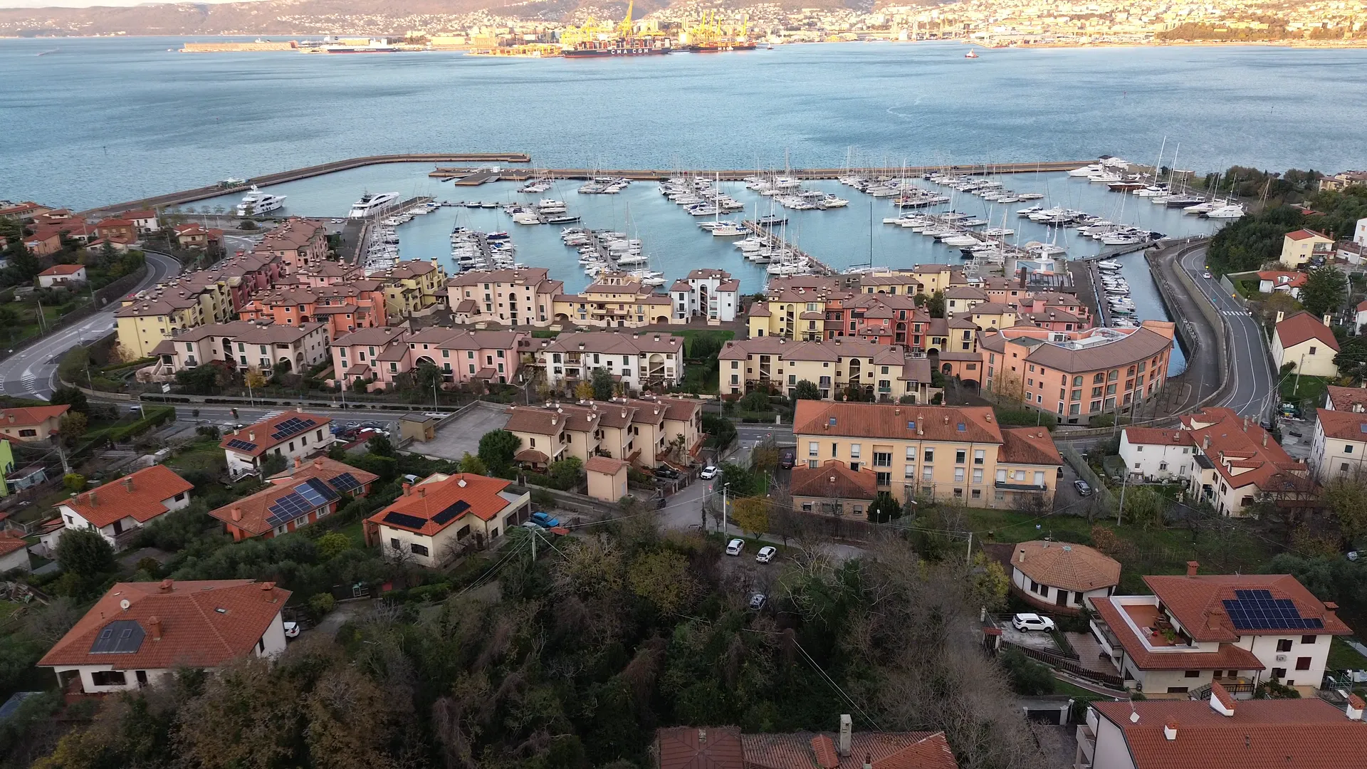 Gesamtes Anwesen mit Golfblick — zwei eigenständige Einheiten, Muggia — Porto San Rocco, sechshundert Meter weiter unten.