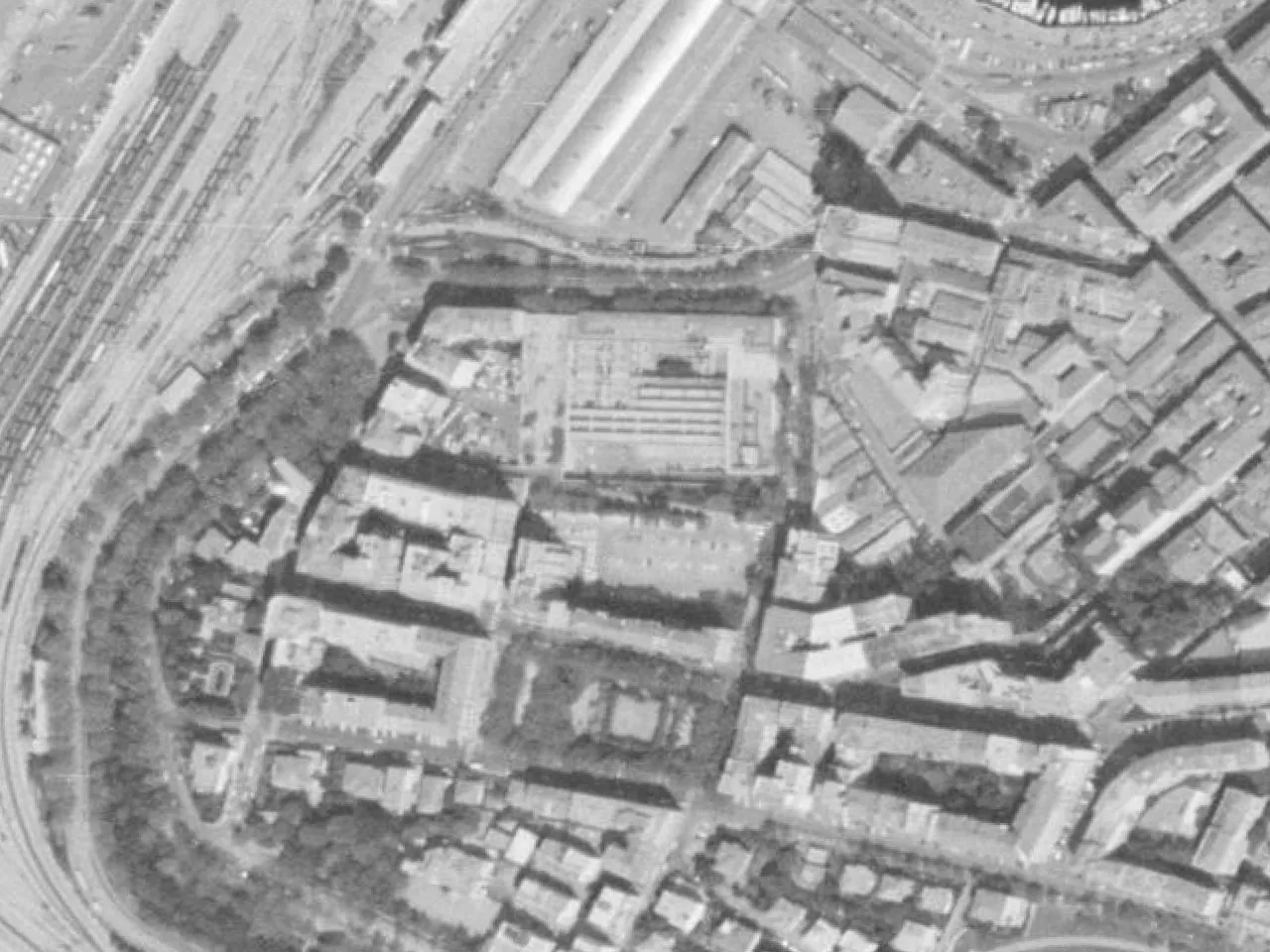Foto aerea, 1989: la casa al centro del cerchio