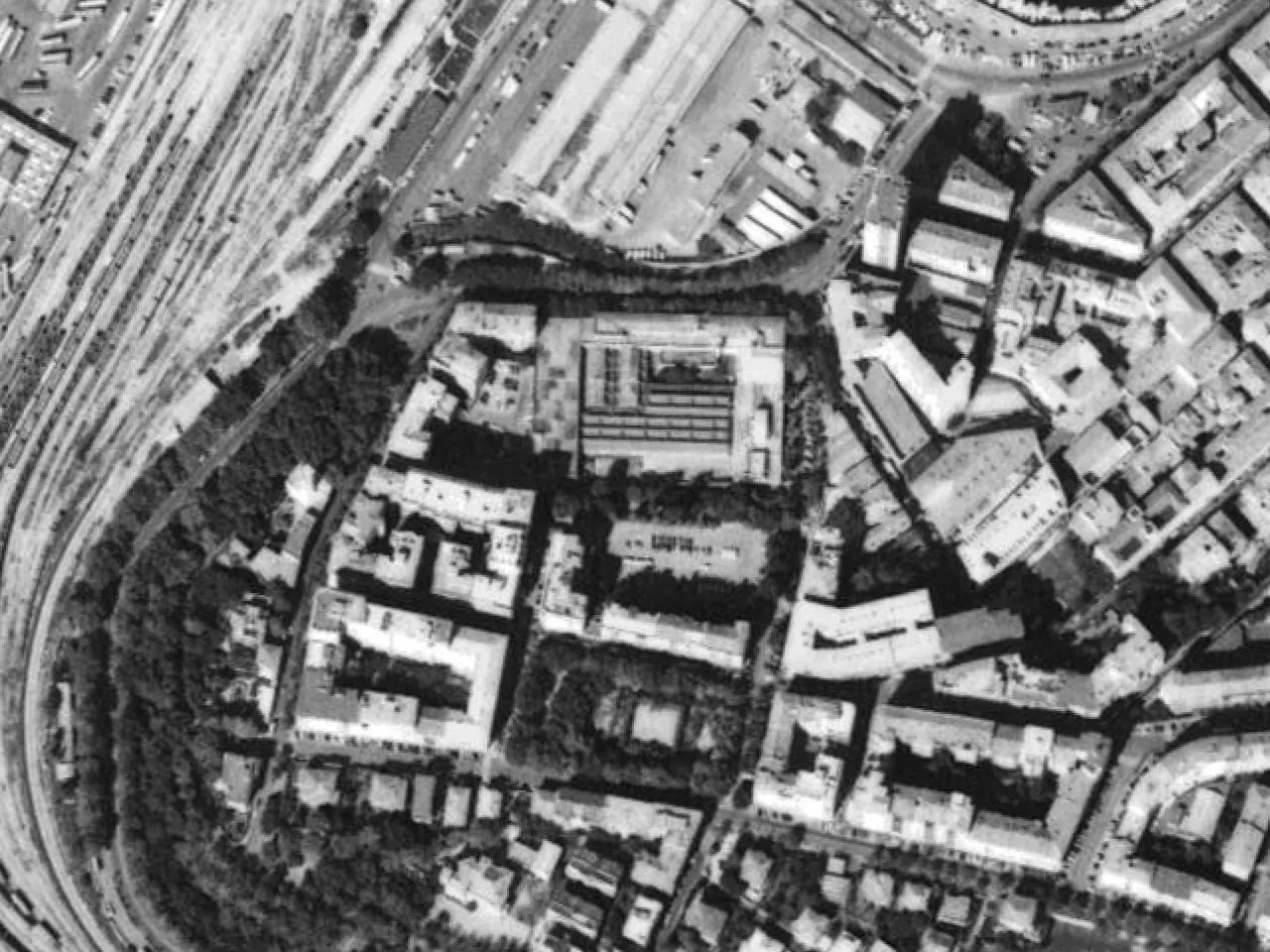 Foto aerea, 1997: la casa al centro del cerchio