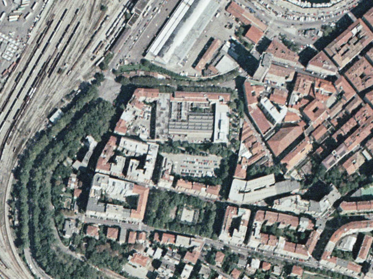Foto aerea, 1998: la casa al centro del cerchio