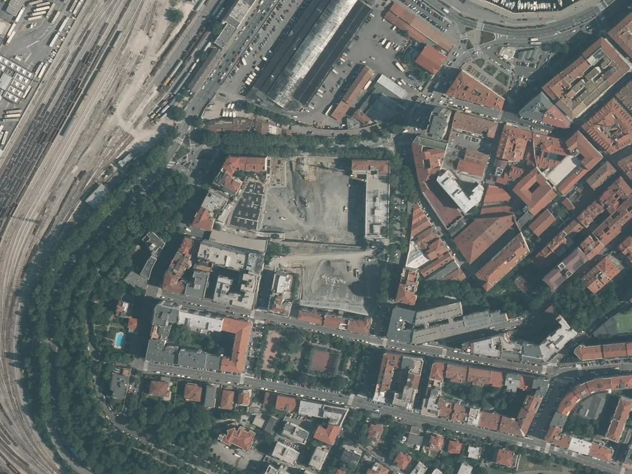 Foto aerea, 2011: la casa al centro del cerchio