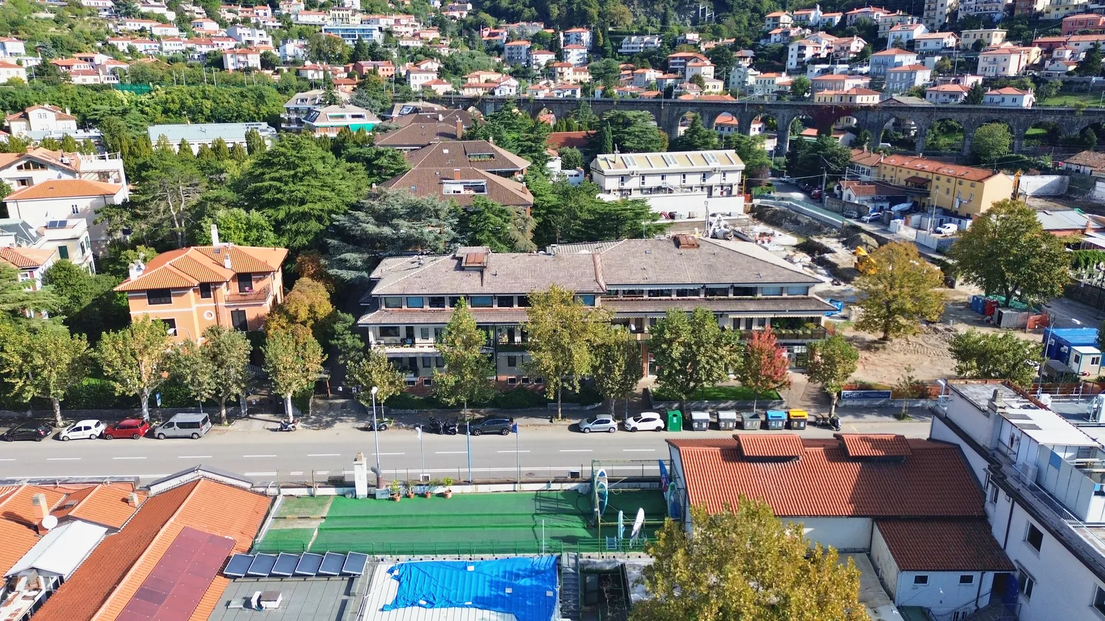 Z drona, 33 m nad točko vzleta