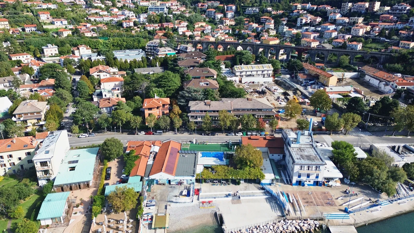 Z drona, 68 m nad točko vzleta