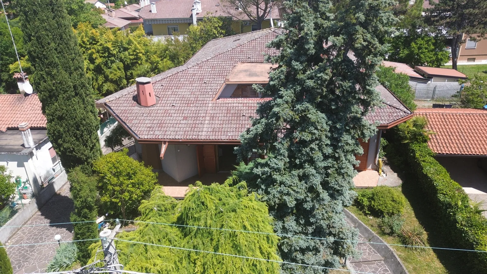 Z drona, 11 m nad točko vzleta