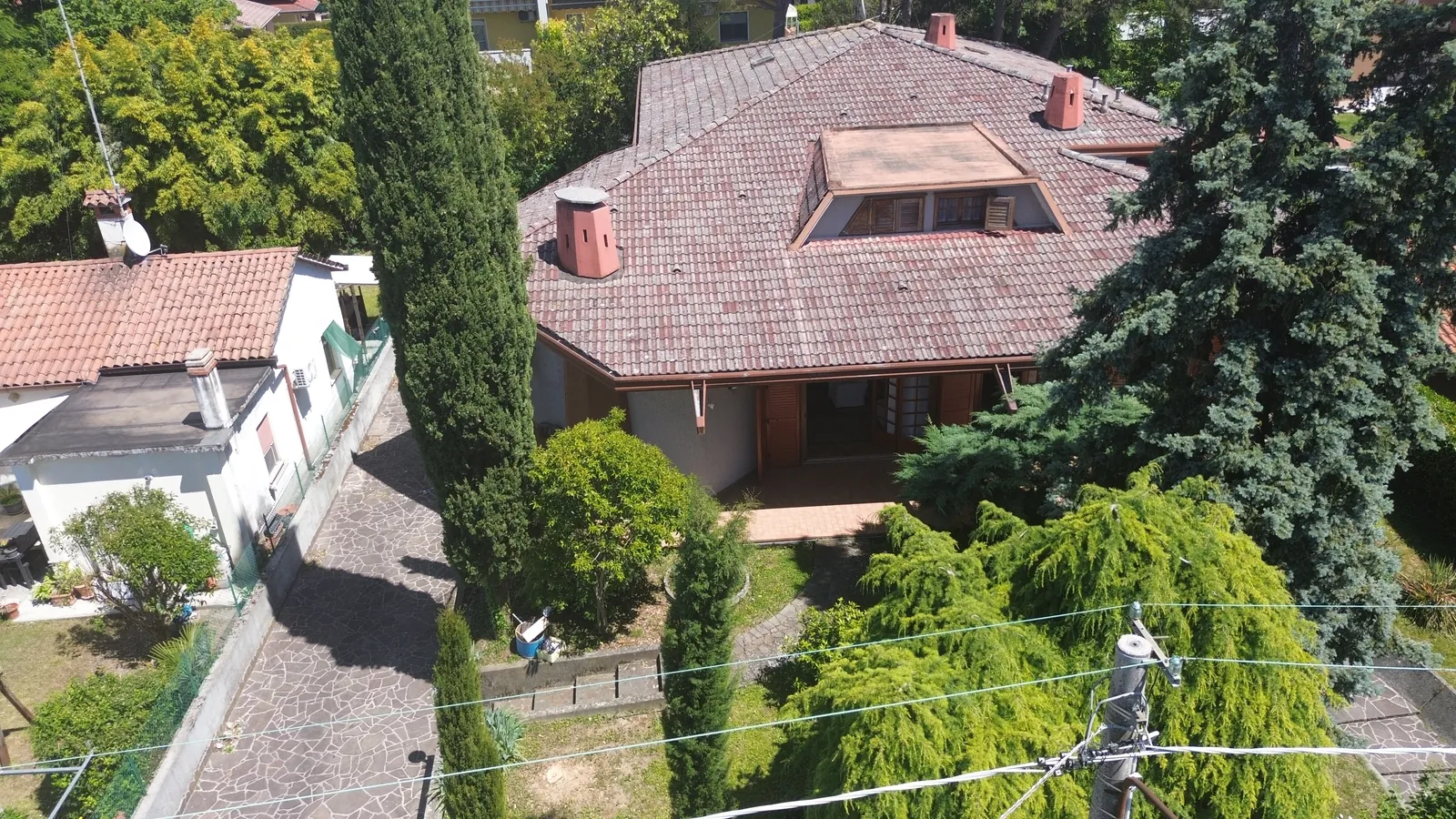 Z drona, 12 m nad točko vzleta