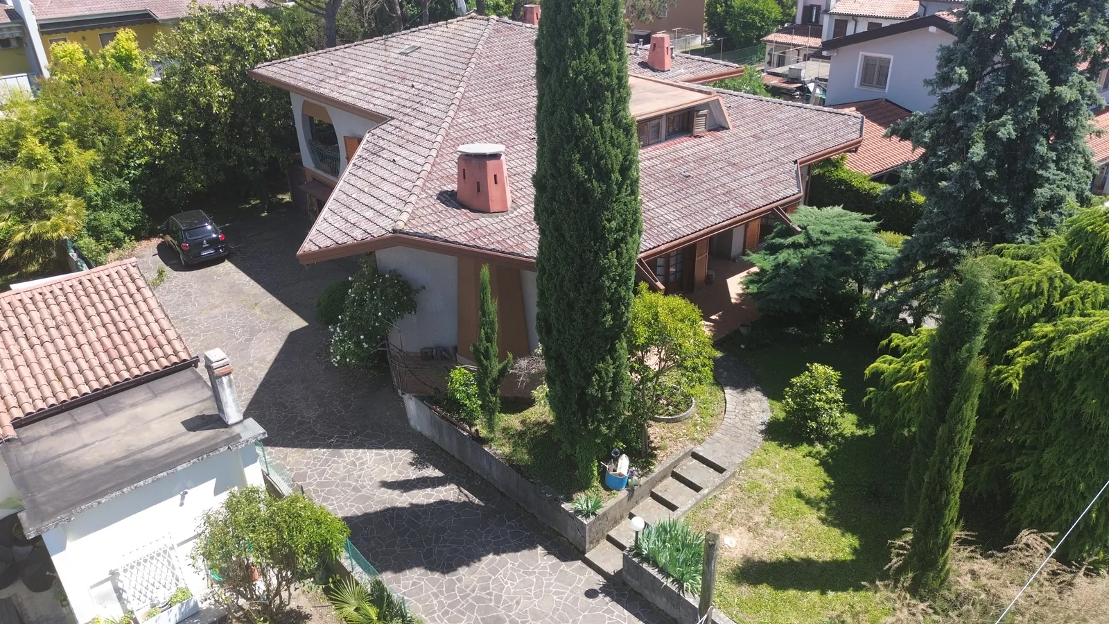 Z drona, 12 m nad točko vzleta