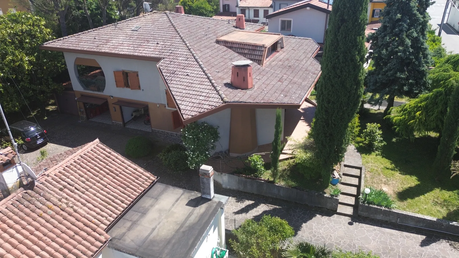 Z drona, 12 m nad točko vzleta