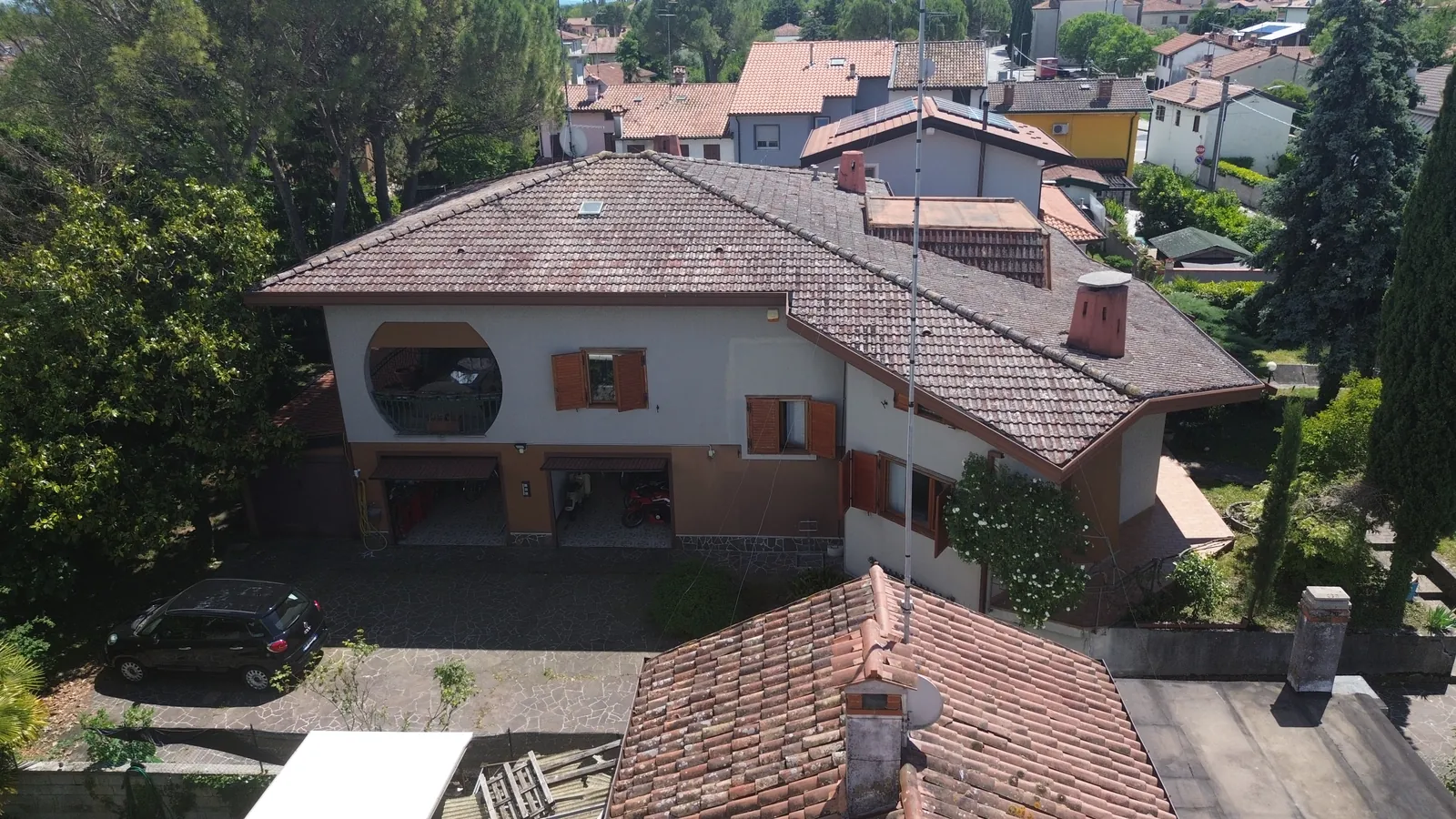 Z drona, 12 m nad točko vzleta