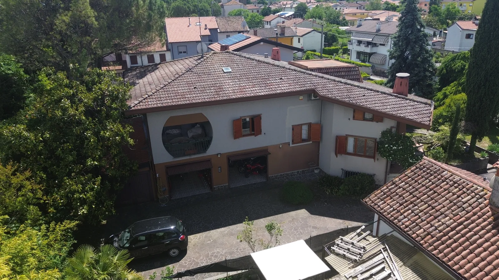 Z drona, 11 m nad točko vzleta