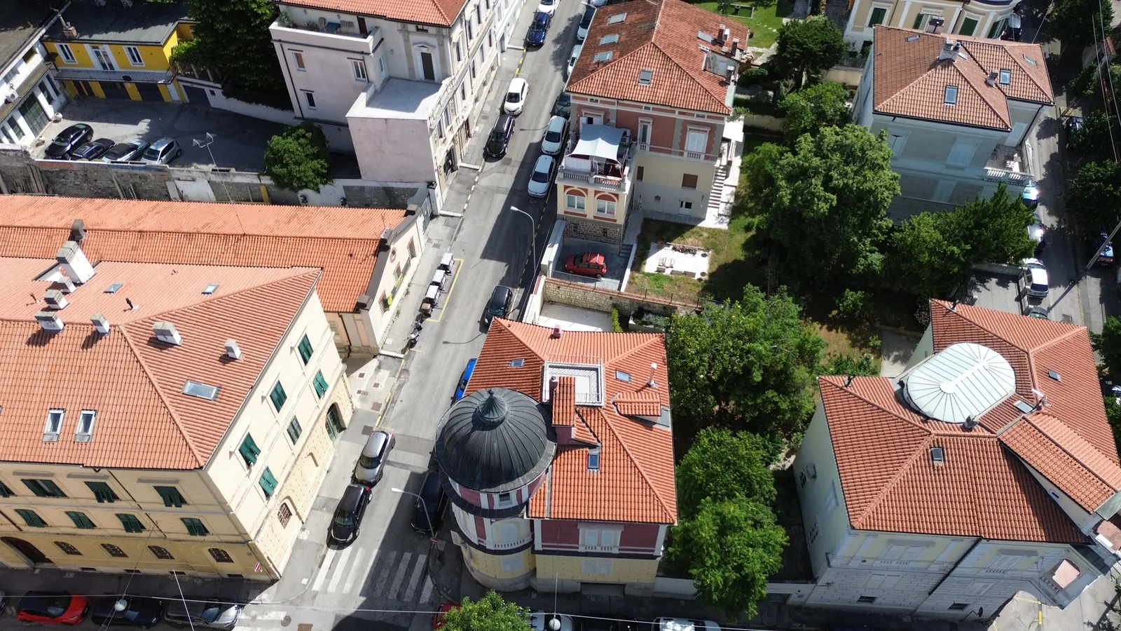Z drona, 49 m nad vrtom