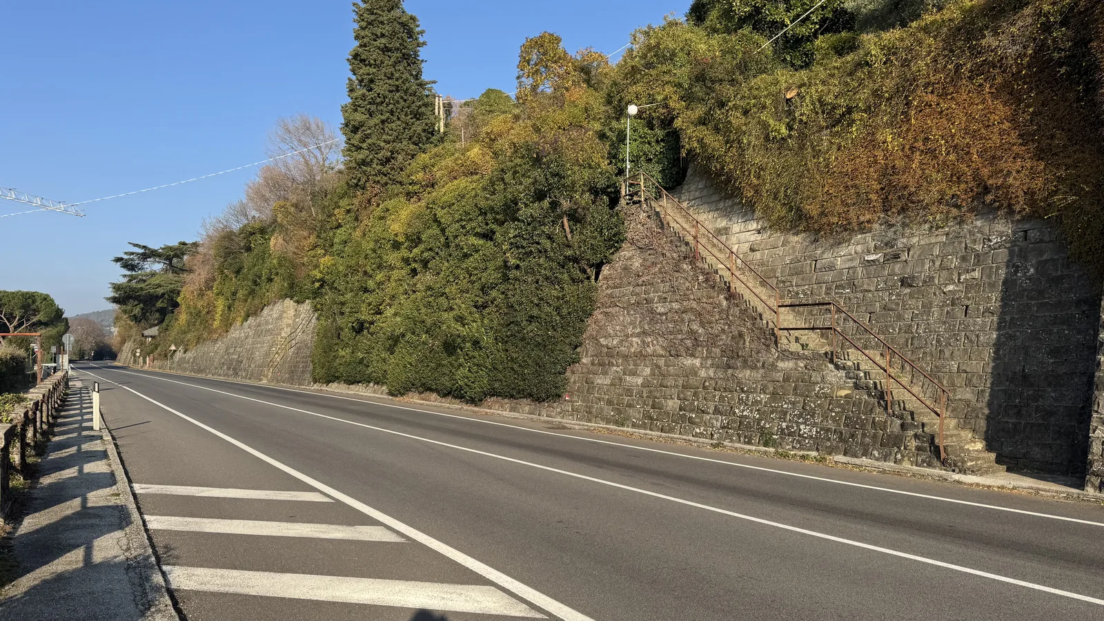 Il muro di pietra sulla Strada Costiera e la scala che sale alla casa