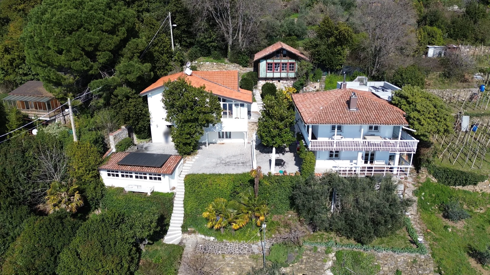 Le due ville, lo chalet e il padiglione ripresi col drone