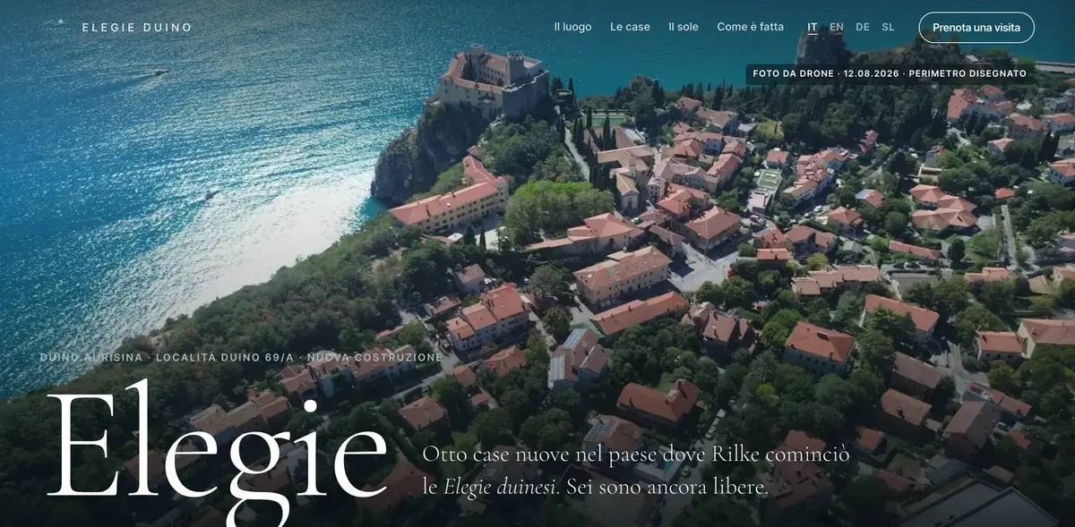 Die Startseite der Website von Elegie Duino: Ort und Schloss aus der Drohne gesehen.